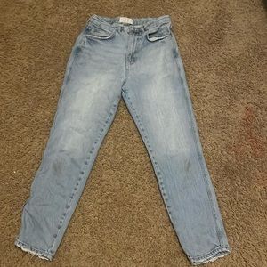 High-waisted jeans